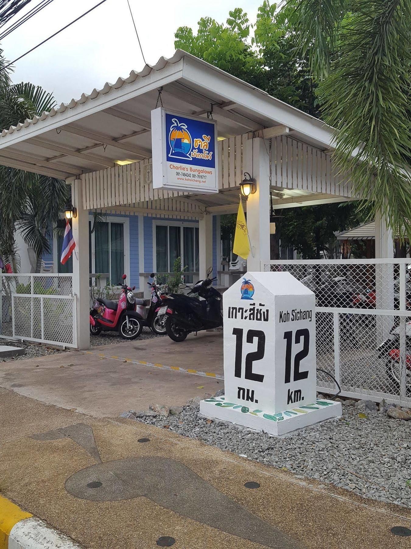 チャーリーズ バンガローズ シーチャン島 エクステリア 写真