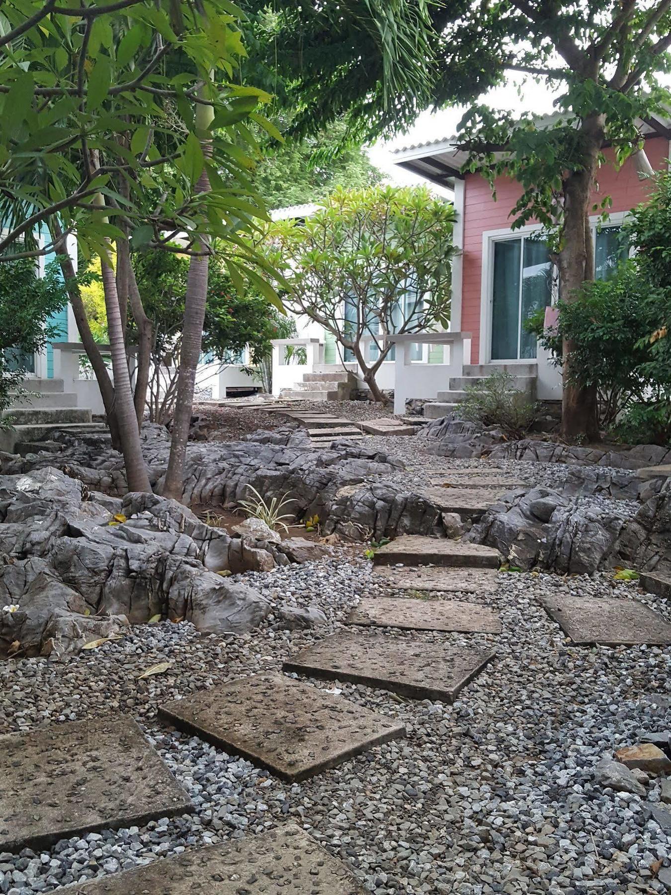 チャーリーズ バンガローズ シーチャン島 エクステリア 写真