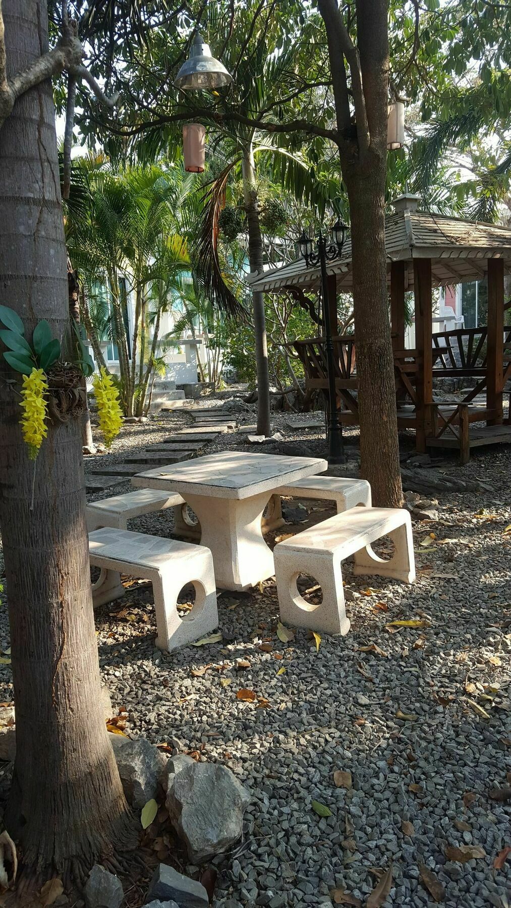 チャーリーズ バンガローズ シーチャン島 エクステリア 写真